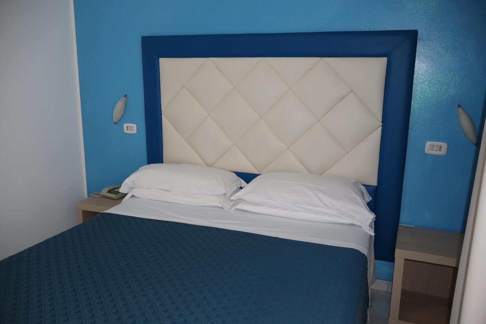 Hotel Albatros Розето-дельи-Абруцци Экстерьер фото