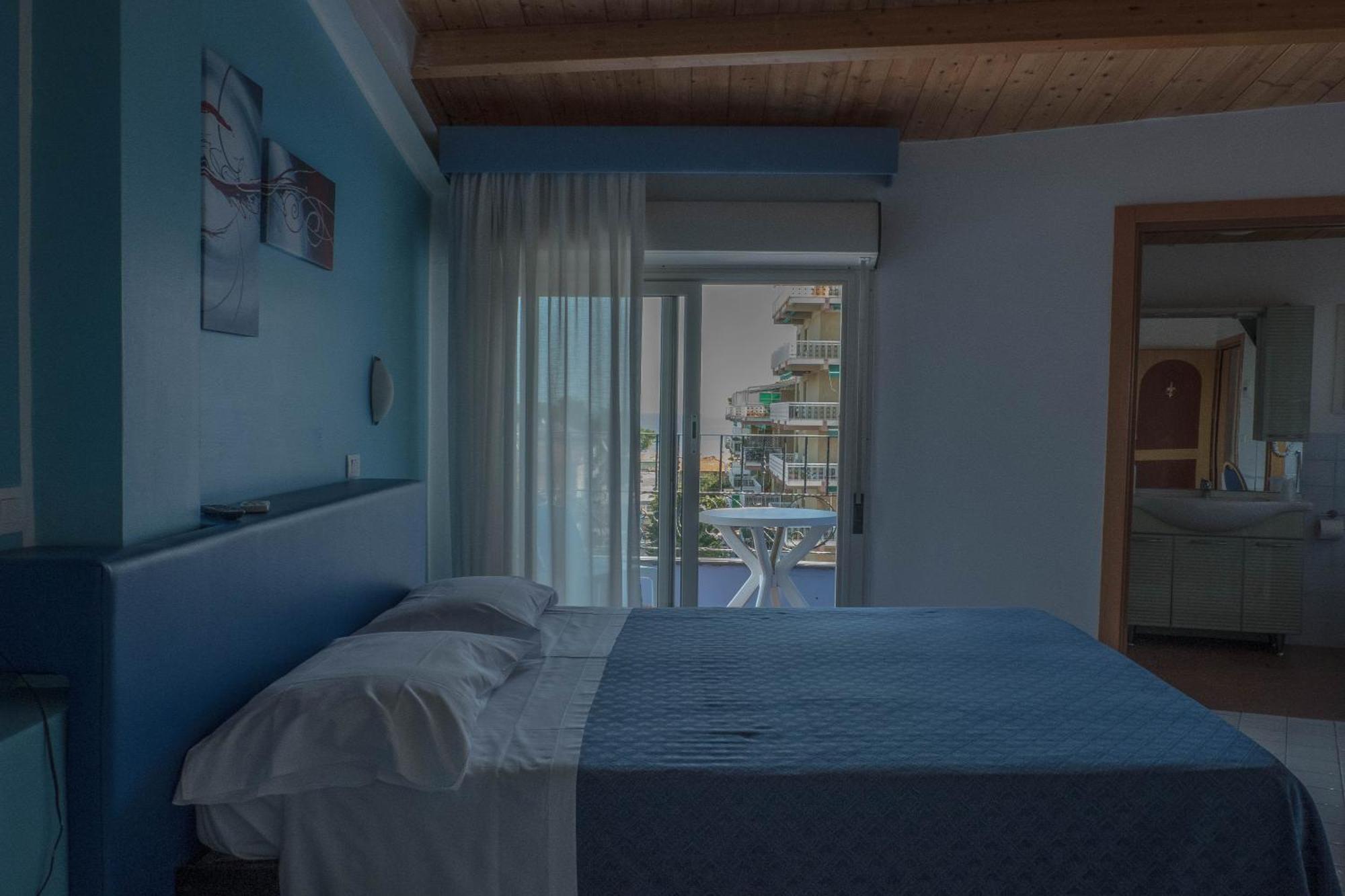 Hotel Albatros Розето-дельи-Абруцци Экстерьер фото