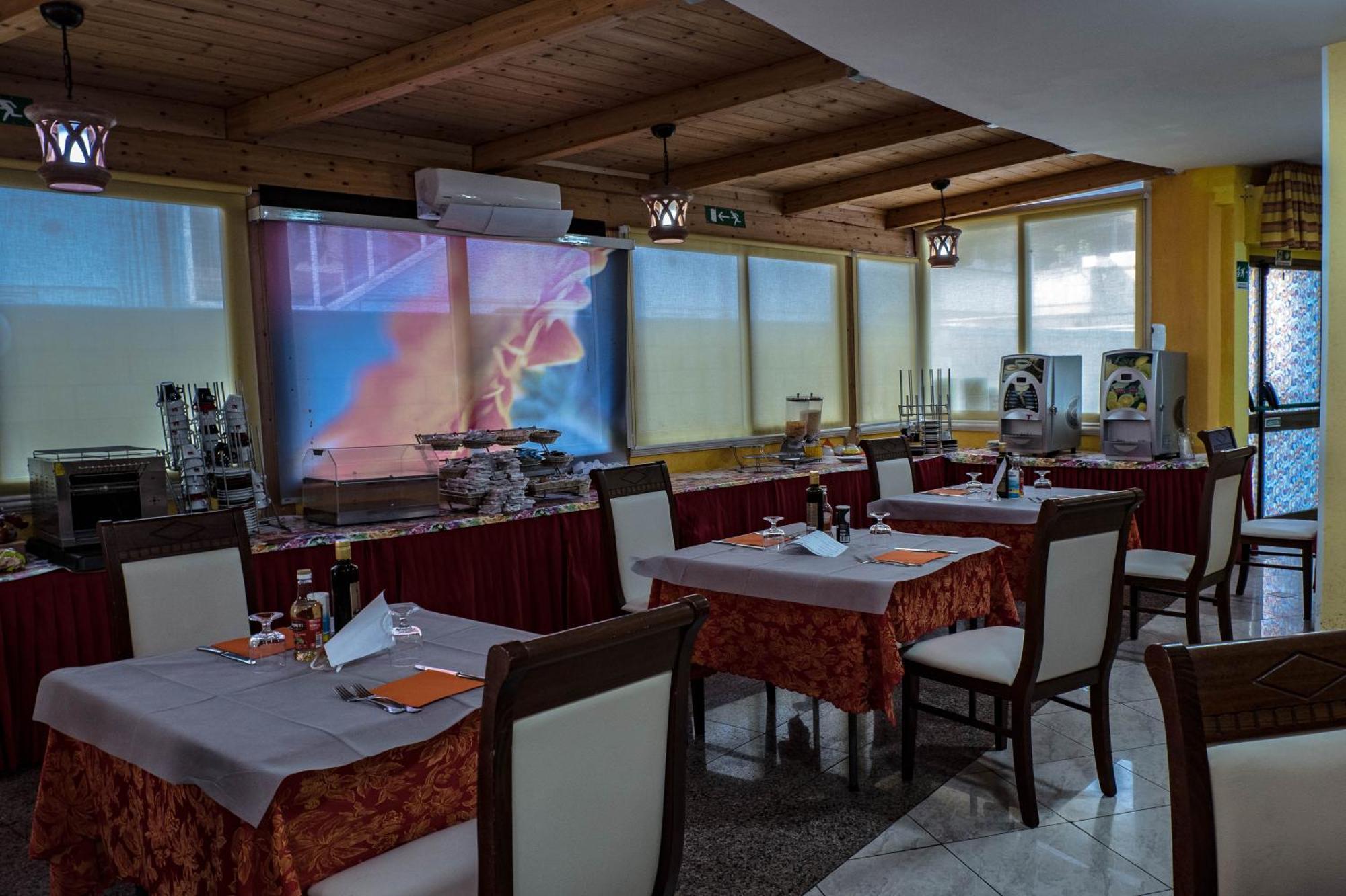 Hotel Albatros Розето-дельи-Абруцци Экстерьер фото