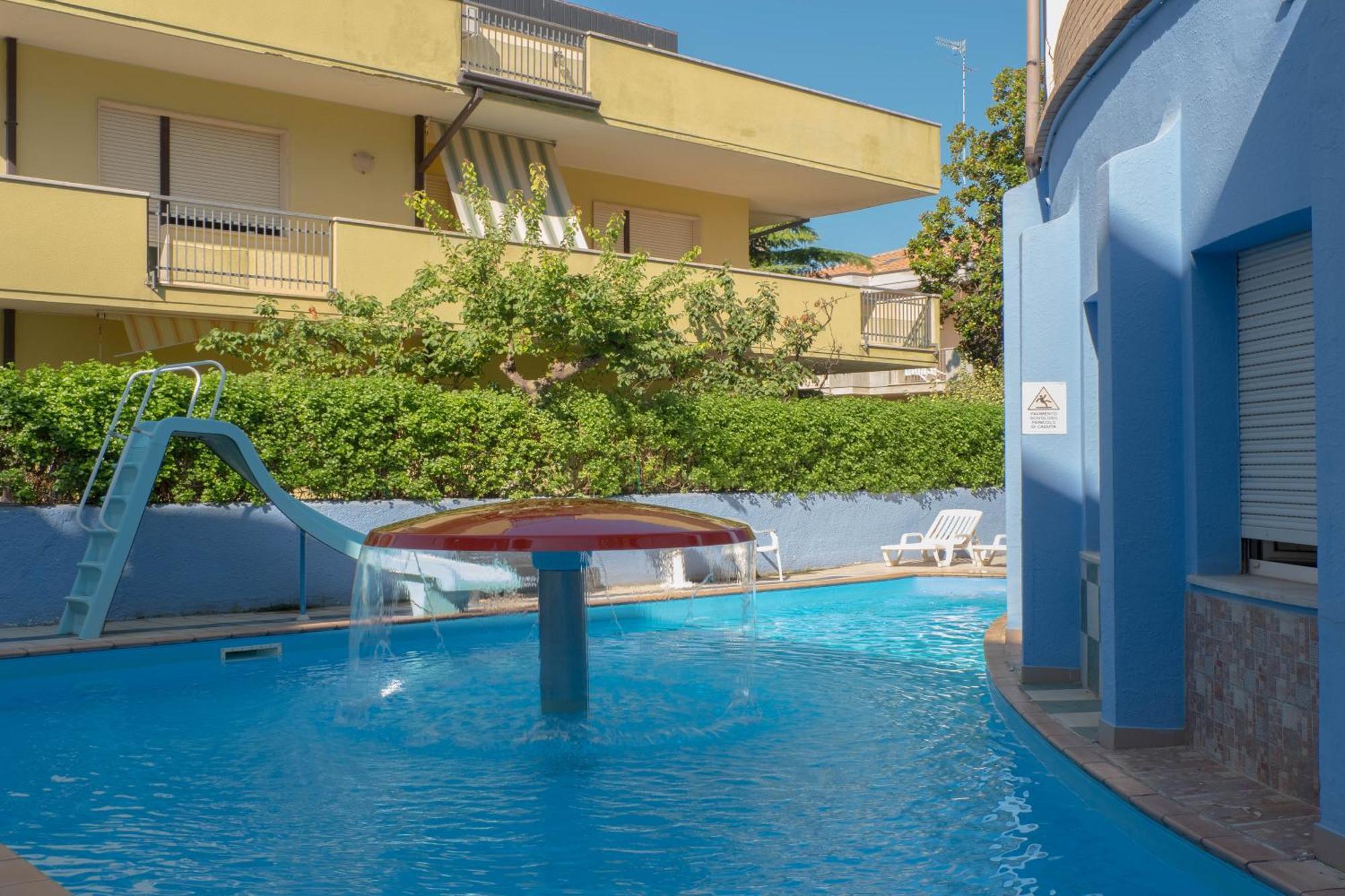 Hotel Albatros Розето-дельи-Абруцци Экстерьер фото