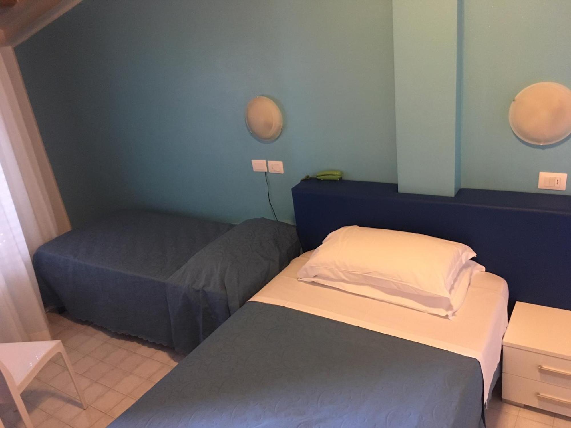 Hotel Albatros Розето-дельи-Абруцци Экстерьер фото