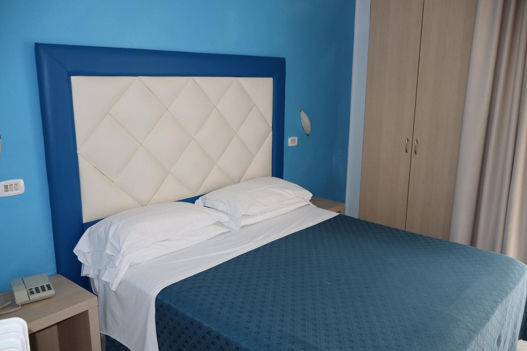 Hotel Albatros Розето-дельи-Абруцци Экстерьер фото
