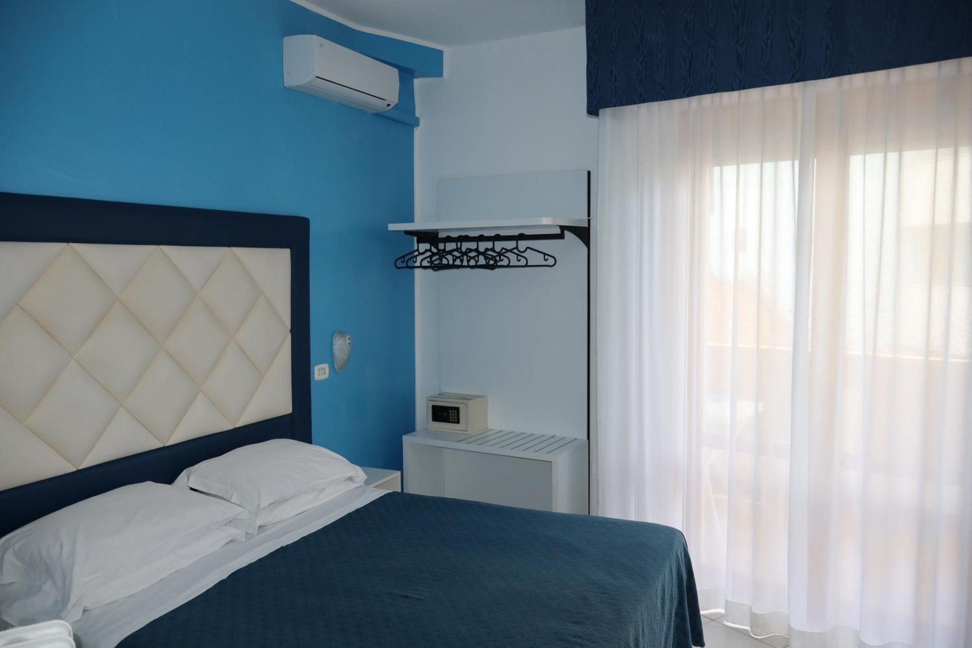 Hotel Albatros Розето-дельи-Абруцци Экстерьер фото