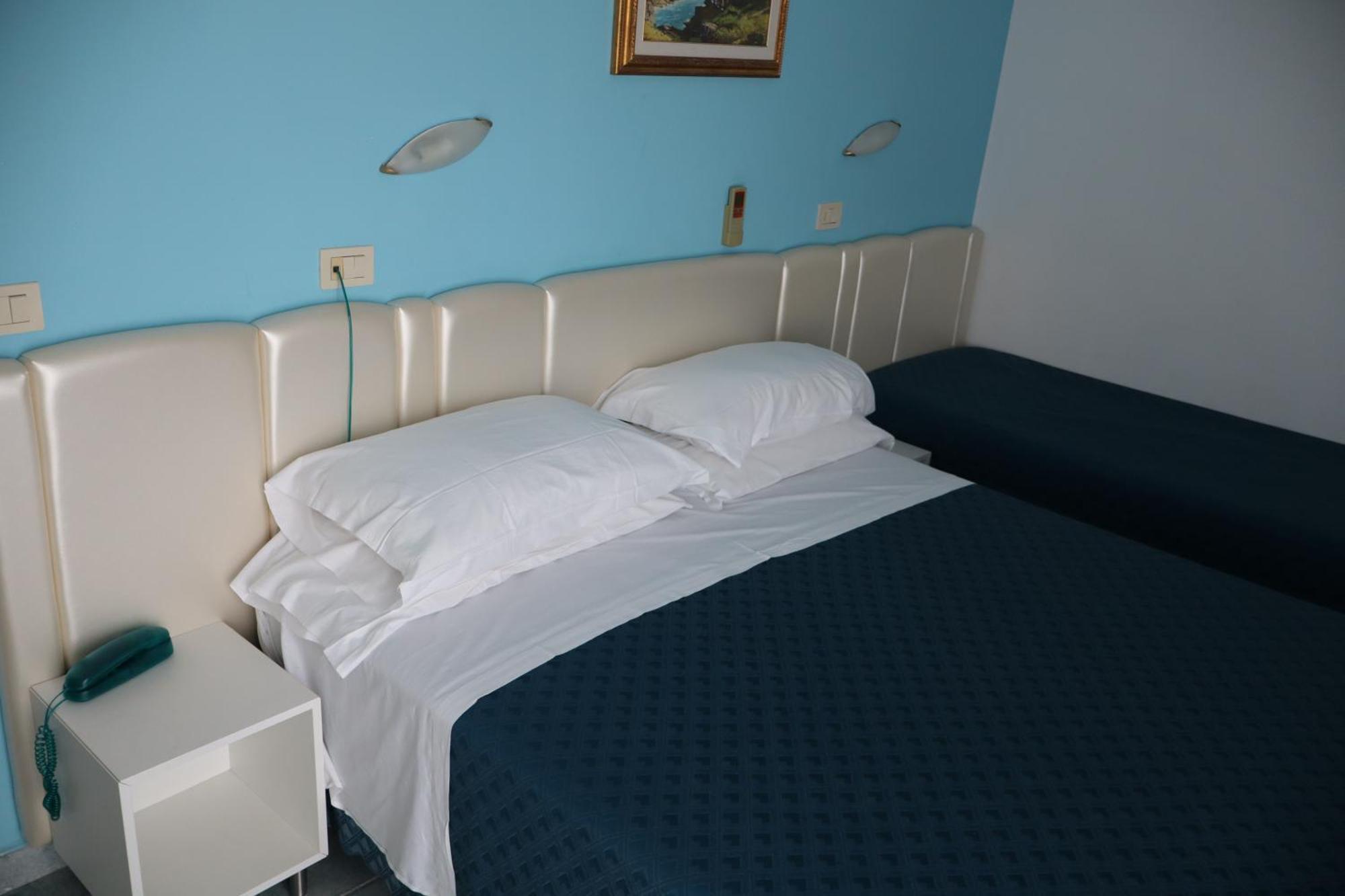 Hotel Albatros Розето-дельи-Абруцци Экстерьер фото